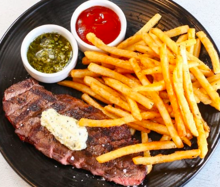 Lemon & Thyme signature dishes Steak Frites
Spicy Rigatoni
Chicken Tinga Empanadas